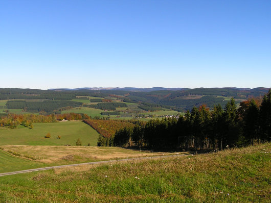 ...und in Richtung Nordosten. Links der Bildmitte ist am Horizont der Clemensberg zu erkennen.